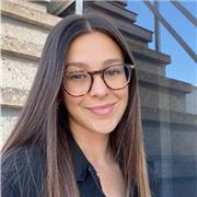 Tengo gran pasión por la docencia y los niños. Me considero una persona risueña, paciente y responsable.